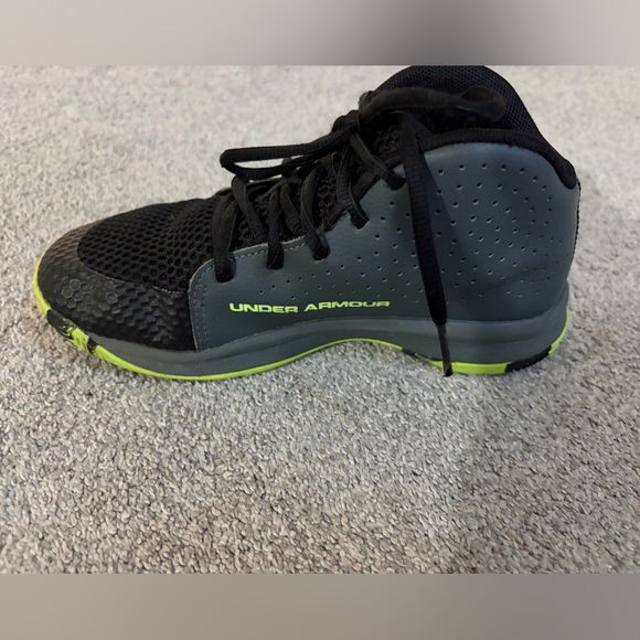 Under Armour boy’s basketball shoes - Picture 5 of 8